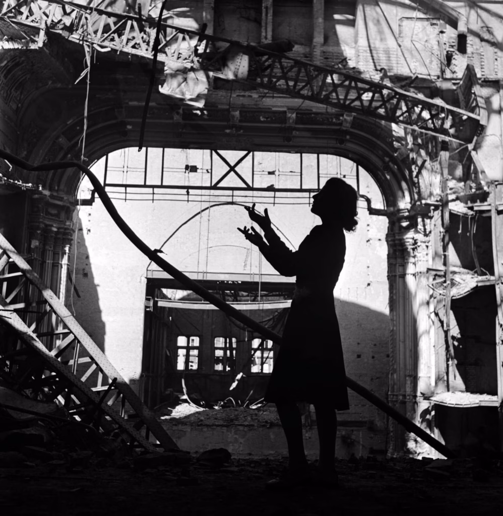 Irmgard Seefried, cantante d'opera, mentre canta un'aria di Madama Butterfly